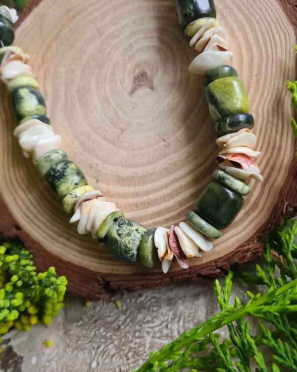 Large Light green Serpentine stone and shell crystal necklace