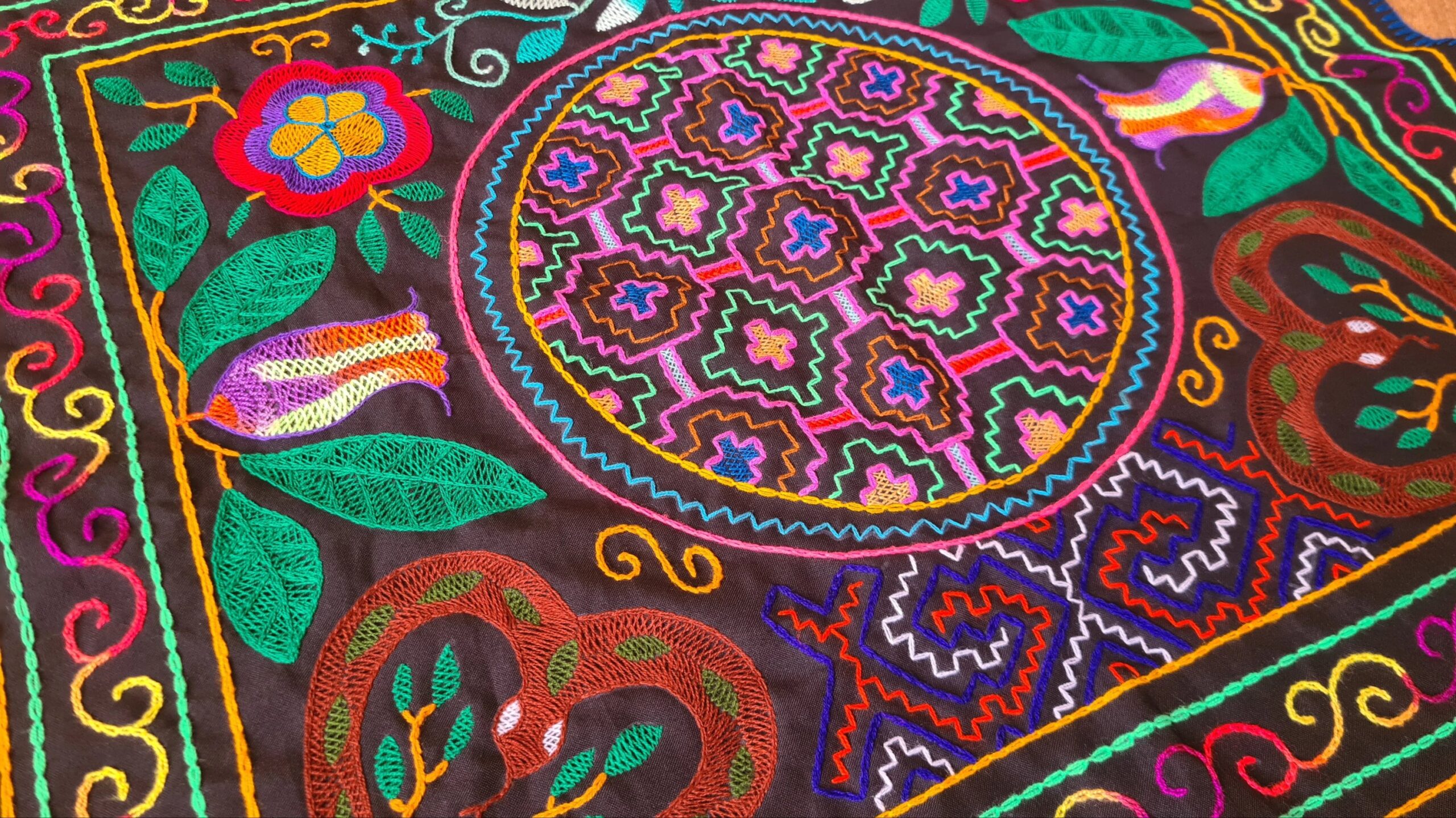 Hand stitched Shipibo cloth - Image 2