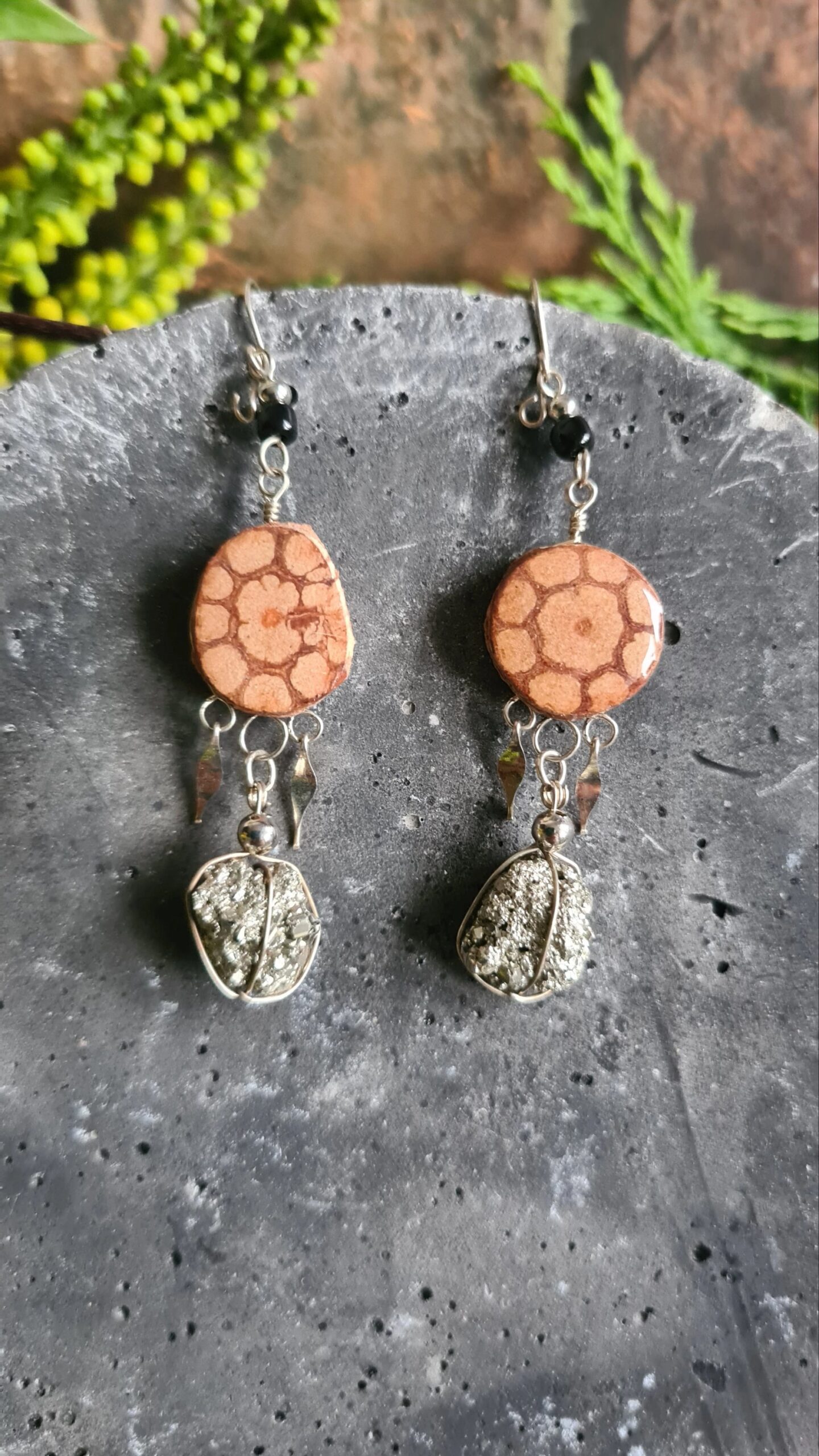 Ayahuasca slice and raw crystal earrings - Image 11
