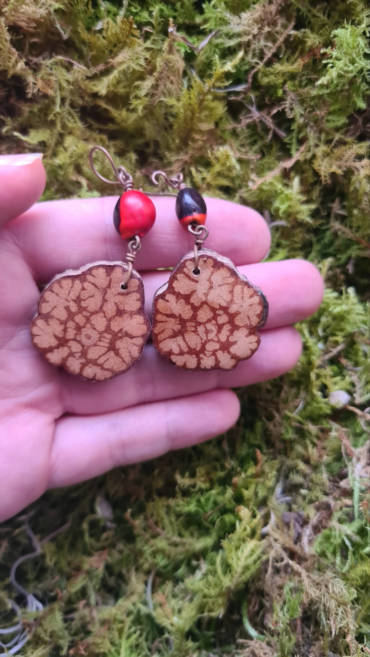 Ayahuasca slice earrings with Huayruro seeds - Image 3